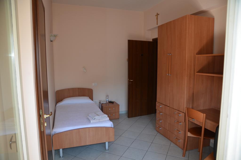 Casa Per Ferie Cardinal G. Guarino Bed & Breakfast Rome Bilik gambar